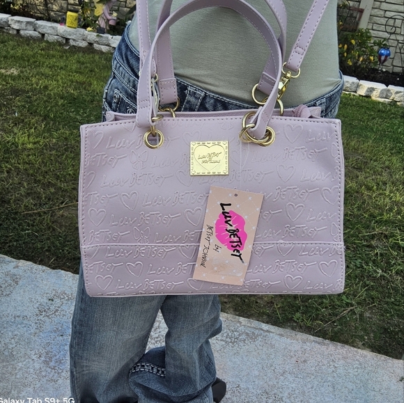 BETSEY JOHNSON LIGHT PINK EMBOSSED LOGO LUV BETSEY SATCHEL w/GROMMETS - Picture 2 of 6